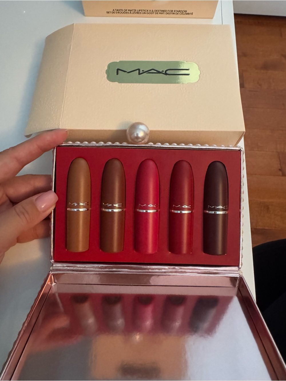 MAC “A Taste of Matte Lipstick: Destined for Stardom” Gift Set + cosmetic clutch - Picture 11 of 16